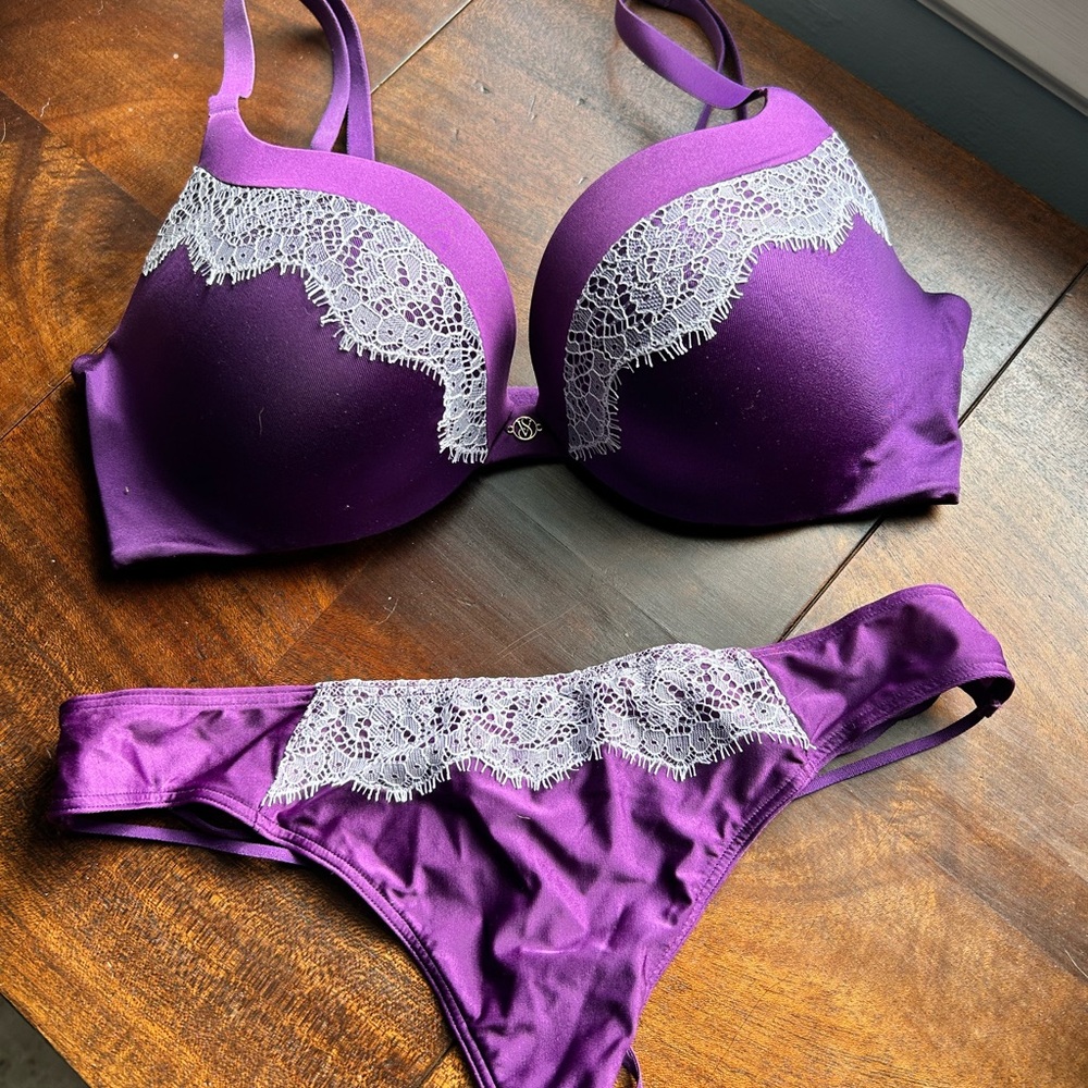 Victoria's Secret Purple/White Lace 32C PuahUp Bra and matching Vstring (small)